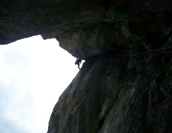 der Überhang, mosig, feucht und eine paar Schlaghaken - echt Knackig