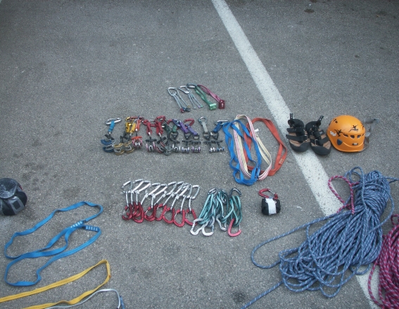 das Material wurde am Parkplatz nochmal gründlich sortiert