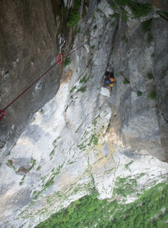 Manuel am Stand beim perfekten Seilhändling-Aufnahme in der Mitte vom Dach