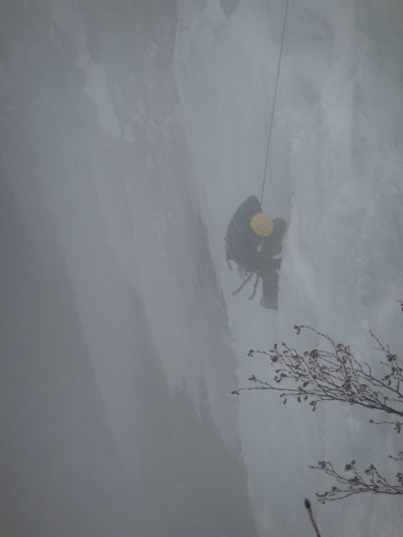 Kuni beim Abseilen über die Säule - der Nebel wurde jetzt dichter