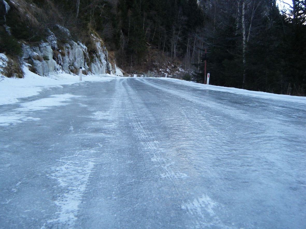 Blankes Eis auch auf der Straße, mit Schneeketten fühlten wir uns um einiges wohler